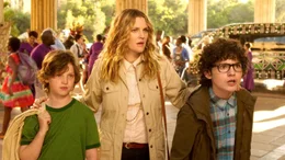 Wollen einen entspannten Urlaub in Afrika machen: Lauren (Drew Barrymore, M.) und ihre S&ouml;hne Tyler (Kyle Red Silverstein, l.) und Brendan (Braxton Beckham, r.). Doch dann kommt alles ganz anders ...