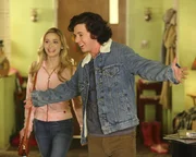 Als Axl (Charlie McDermott, r.) verk&uuml;ndet, dass er Thanksgiving bei April (Greer Grammer, l.) verbringen will, sorgt das f&uuml;r Entsetzen bei seiner Mutter ...