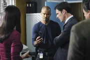 Ein neuer Fall besch&auml;ftigt das BAU-Team: Morgan (Shemar Moore, 2.v.l.), Prentiss (Paget Brewster, l.), Gibbs (Thomas Gibson, 2.v.r.) und Rossi (Joe Mantegna, r.).