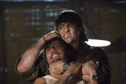 Ohne viele Worte erledigt er einen Feind nach dem anderen: Rambo (Sylvester Stallone, r.) ...