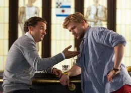 Der l&auml;ssige Balthasar (Stephan Luca, li.) erz&auml;hlt seinem Bruder Hubertus (Steve Windolf) von seiner heimlichen Aff&auml;re.