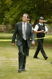 Kevin Whately (Robert Lewis).
