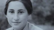 Esther Bejarano ist 19 Jahre alt, als sie nach Auschwitz deportiert wird. Esther Bejarano ist 19 Jahre alt, als sie nach Auschwitz deportiert wird.