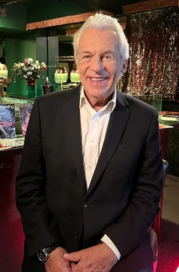 Der Film "Merci, Udo - Songs f&uuml;r die Ewigkeit von Udo J&uuml;rgens" von Melanie Didier w&uuml;rdigt dieses gro&szlig;e Werk Udo J&uuml;rgens mit seinen sch&ouml;nsten und bedeutendsten Liedern. - Pepe Lienhard, Bandleader "Pepe Lienhard Orchester", war 37 Jahre lang auf Tour mit Udo J&uuml;rgens