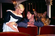 Kommissar Moser (Tobias Moretti, r.) und Rex unterhalten sich mit Sabine (Anette Hellwig, l.) &uuml;ber die zwischenmenschlichen Verh&auml;ltnisse der Belegschaft des Theaters ...