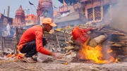 Pardeshi (28) ist Bestatter am Manikarnika Ghat Krematorium in Varanasi und &uuml;bt diesen Beruf seit zehn Jahren aus. T&auml;glich werden hier etwa 150 Verstorbene einge&auml;schert.