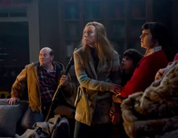 (v.l.n.r.) Howard (David Koechner); Sarah (Toni Collette); Max (Emjay Anthony); Linda (Allison Tolman)