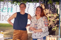Landfrauen: Katja (Ines Marie Westernstr&ouml;er, li.) und Emilie (Nadja Zwanziger, re.) helfen auf dem Dorffest.