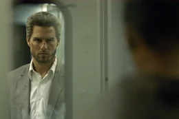 Der Killer Vincent (Tom Cruise) will seinen Feind ausschalten: Den Taxifahrer Max (Jamie Foxx), der es gewagt hat, gegen ihn zu arbeiten und seinem letzten Opfer zur Flucht verholfen hat.