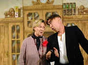 Das selbe Spielchen wie jedes Jahr: "Dinner vor Wan(ne)" mit Butler Jakob (Thomas Rech) und Omma Sofie (Silke Volkner).