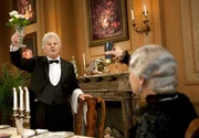 hr-fernsehen DINNER FOR ONE AUF NORDHESSISCH, "Als so wie alszus" - "alles so wie immer": Karl Garff als Butler "Schorsche" und Eva-Maria Keller als Miss Sophie. hr-fernsehen DINNER FOR ONE AUF NORDHESSISCH, "Als so wie alszus" - "alles so wie immer": Karl Garff als Butler "Schorsche" und Eva-Maria Keller als Miss Sophie.