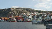Der Ort Fjällbacka gilt als einer der schönsten der schwedischen Nordseeküste – der rund 74 Meter hohe Vetteberg prägt das Ortsbild. Der Ort Fjällbacka gilt als einer der schönsten der schwedischen Nordseeküste – der rund 74 Meter hohe Vetteberg prägt das Ortsbild.