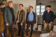 Arthur Bauer (Gerd Silberbauer, l.), Dominik Morgenstern (Joscha Kiefer, 2. von l.) und Resi Schwaiger (Mersiha Husagic, M.) besuchen Urs Sinde (Lennart Lemster, r.) und werden dabei von Natascha Sinde (Katja Weitzenb&ouml;ck, 2. von r.) beobachtet.
