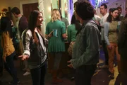 Als Axl (Charlie McDermott, r.) auf einer Party auf Devin (Gia Mantegna, l.) trifft, ahnt er noch nicht, dass sie nicht die einzige alte Flamme bleiben wird, der er begegnet ... Als Axl (Charlie McDermott, r.) auf einer Party auf Devin (Gia Mantegna, l.) trifft, ahnt er noch nicht, dass sie nicht die einzige alte Flamme bleiben wird, der er begegnet ...