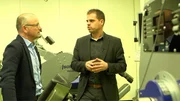 Dr. Edwin Mulder (rechts) ist Sportwissenschaftler und versucht herauszufinden, wie man Astronauten in der Schwerelosigkeit optimal fit hält. Links: Moderator Karsten Schwanke. Dr. Edwin Mulder (rechts) ist Sportwissenschaftler und versucht herauszufinden, wie man Astronauten in der Schwerelosigkeit optimal fit hält. Links: Moderator Karsten Schwanke.