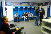 Drehen, wo viele Schüler einmal hin wollen: Vorbereitung zum Thema "Kurzvortrag" in der Umkleidekabine des 1860 München in der Allianz Arena. Die Schüler schlüpfen für den Strategievortrag vor der Mannschaft in die Rolle des Fußballtrainers. Hier bereitet sich Rhetorik-Coach Christian Eisert (rechts) auf das Vorspielen vor. Drehen, wo viele Schüler einmal hin wollen: Vorbereitung zum Thema "Kurzvortrag" in der Umkleidekabine des 1860 München in der Allianz Arena. Die Schüler schlüpfen für den Strategievortrag vor der Mannschaft in die Rolle des Fußballtrainers. Hier bereitet sich Rhetorik-Coach Christian Eisert (rechts) auf das Vorspielen vor.