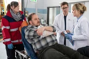 Jost Helmer (Andreas Anke, 2.v.l. mit Komparsin, l.) wird in das Johannes-Thal-Klinikum eingeliefert. Elias Bähr (Stefan Ruppe, 2.v.r.) und Dr. Lea Peters (Anja Nejarri, r.) fällt auf, dass der Patient einen sehr verwirrten Eindruck macht. Jost Helmer (Andreas Anke, 2.v.l. mit Komparsin, l.) wird in das Johannes-Thal-Klinikum eingeliefert. Elias Bähr (Stefan Ruppe, 2.v.r.) und Dr. Lea Peters (Anja Nejarri, r.) fällt auf, dass der Patient einen sehr verwirrten Eindruck macht.