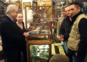 Tr&ouml;delexperte Mauro (re.) unterst&uuml;tzt Thilo (2.v.re.) und dessen Frau Conny beim Verkauf ihrer ererbten Sachen. Wird der Experte diese schwierige Aufgabe meistern?