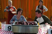 Vorne: Um die Nachbarn von ihren Qualit&auml;ten zu &uuml;berzeugen, nehmen Hal (Bryan Cranston, r.) und Lois (Jane Kaczmarek, l.) am Wurst-Wettessen teil ...