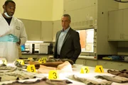 Bosch Staffel 1 Folge 2 - Schwarzes Echo Spurensuche im Labor: Anthony Alabi als Gerichtsmediziner, Titus Welliver als Harry Bosch