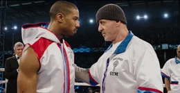 Als Rocky (Sylvester Stallone, r.) die Trainerrolle f&uuml;r den jungen Boxer Adonis Johnson (Michael B. Jordan, l.) &uuml;bernimmt, ahnt er nicht, dass der uneheliche Sohn seines Freundes Apollo Creed nicht nur im Boxen Unterst&uuml;tzung braucht ...