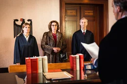 Film-Still der Dreharbeiten mit der &ouml;sterreichischen Schauspielerin Adele Neuhauser als Darstellerin von der "Roten Fini" Ende Juli 2022 in Wiesbaden (Kurhaus).
