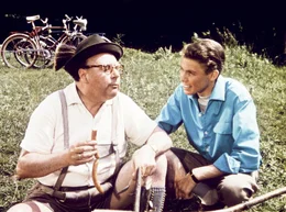 SWR Fernsehen IMMER DIE RADFAHRER, am Donnerstag (03.06.10) um 12:55 Uhr. Fritz Eilers (Heinz Erhardt, li.) und Sohn Robby (Peter Kraus).