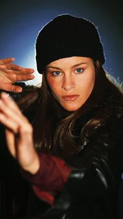 Dorkas Kiefer spielt die LKA-Mitarbeiterin und Yakuza-Spezialistin Rebecca Herforth, die Semir bei den Ermittlungen im Todesfall Alexander von Rohloff unterstützt. Dorkas Kiefer spielt die LKA-Mitarbeiterin und Yakuza-Spezialistin Rebecca Herforth, die Semir bei den Ermittlungen im Todesfall Alexander von Rohloff unterstützt.