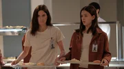 Kaum angekommen, trifft Luce (Jessica Alexander, r.) auf ihre merkw&uuml;rdige Zimmernachbarin Arriane (Josefine Koenig, l.) &ndash; und ahnt in der Kantine, dass in der Anstalt andere Regeln gelten.