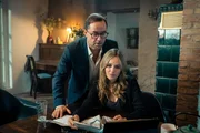 Joachim Vernau (Jan Josef Liefers) und Marie-Luise (Stefanie Stappenbeck) schauen zusammen die Unterlagen aus dem Krankenhaus durch.