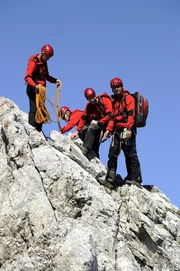 Dr. Martin Gruber (Hans Sigl, r.) und die Berwacht in Aktion.