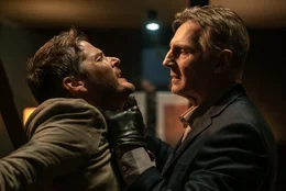 Auftragskiller Alex Lewis (Liam Neeson, r.) bei der Arbeit. Sein Opfer ist der Bauunternehmer Ellis Van Camp (Scot Williams).