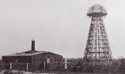 Nikola Teslas Vision f&uuml;r die weltweite drahtlose Stromversorgung wurde durchkreuzt, als der Finanzier J.P. Morgan es ablehnte, das Projekt weiterzufinanzieren. Dieser f&uuml;r die drahtlose Vision entwickelte Wardenclyffe-Turm in Long Island wurde kurz darauf abgerissen.