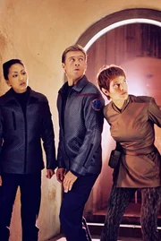 L-R: Ensign Sato (Linda Park), Chief Engineer Tucker (Connor Trinneer) und T'Pol (Jolene Blalock)