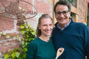 Marie und Philipp aus Osthessen kochen vegetarisch mit vielen vor der Haust&uuml;r gesammelten Wildkr&auml;uter.