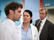 Dr. Elena Eichhorn (Cheryl Shepard, Mitte) hat den Verdacht, dass die Mutter eines kleinen Patienten am Münchhausen-Stellvertreter-Syndrom leiden könnte. Dr. Niklas Ahrend (Roy Peter Link, links) vermutet jedoch, dass das Kind misshandelt wird und hat eigensinnig einen Vertreter (Stefan Kaminsky) des Jugendamtes informiert. Elena muss den jungen Arzt in seine Schranken weisen. Dr. Elena Eichhorn (Cheryl Shepard, Mitte) hat den Verdacht, dass die Mutter eines kleinen Patienten am Münchhausen-Stellvertreter-Syndrom leiden könnte. Dr. Niklas Ahrend (Roy Peter Link, links) vermutet jedoch, dass das Kind misshandelt wird und hat eigensinnig einen Vertreter (Stefan Kaminsky) des Jugendamtes informiert. Elena muss den jungen Arzt in seine Schranken weisen.