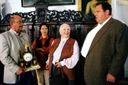 Resi Berghammer (Ruth Drexel, 2.v.r.) hat ihrem Pensionsgast eine alte Uhr verkauft. Doch als dieser pl&ouml;tzlich ums Leben kommt, stellt sich heraus, dass er ein Betr&uuml;ger war. Bei ihren Ermittlungen erfahren Benno (Ottfried Fischer, r.) und Sabrina (Katerina Jacob, 2.v.l.) von Anwalt Rennmann (Wolf-Dietrich Berg, l.), dass die Uhr ca. 40.000 Mark wert ist.