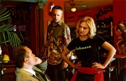 Leslie (Eva Hassmann, r.) arbeitet im Caf&eacute; Lehmann als Aushilfskellnerin. Ihr Job ist ihr verhasst, und so kommt es schon mal vor, dass sie sich mit einem Gast anlegt. Gut, dass ihr Chef Peter Lehmann (Ren&eacute; Hofschneider, M.), der Leslie ein wenig zu sehr mag, ihr zu Hilfe kommt.