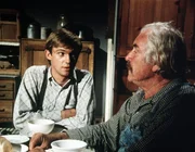 John-Boy (Richard Thomas, l.) versucht, seinem Gro&szlig;vater (Will Geer, r.) zu erkl&auml;ren, warum er seinen Vater gerade jetzt so sehr vermisst.