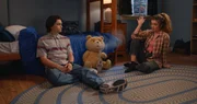 (v.l.n.r.) John Bennett (Max Burkholder); Ted; Blaire Bennett (Giorgia Whigham)
