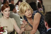 Lynette (Felicity Huffman, M.) würde gern Bree (Marcia Cross, l.) bei ihrer Werbekampagne behilflich sein, doch die ist mit ihrer momentanen sehr zufrieden. Lynette ist darüber enttäuscht, und als sie auch noch mitbekommt, dass ihr ehemaliger Assistenten Stu (Charlie Babcock, r.) die Kampagne leitet, widmet sie sich dem Alkohol ... Lynette (Felicity Huffman, M.) würde gern Bree (Marcia Cross, l.) bei ihrer Werbekampagne behilflich sein, doch die ist mit ihrer momentanen sehr zufrieden. Lynette ist darüber enttäuscht, und als sie auch noch mitbekommt, dass ihr ehemaliger Assistenten Stu (Charlie Babcock, r.) die Kampagne leitet, widmet sie sich dem Alkohol ...