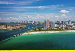 Luftaufnahme von South Beach, einem Stadtviertel in Miami Beach.