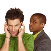 1. Staffel: Shawn Spencer (James Roday, l.) besitzt eine besondere Gabe: Da er von Kindesbeinen an von seinem Vater darauf gedrillt wurde, jedes noch so unscheinbare Detail in seiner Umgebung wahrzunehmen, ist der Sohn eines Polizisten als junger Erwachsener mit einem nahezu fotografischen Ged&auml;chtnis ausgestattet. Nun gibt er sich als Hellseher aus und kl&auml;rt gemeinsam mit seinem Freund Burton "Gus" Guster (Dul&eacute; Hill) ungel&ouml;ste Mordf&auml;lle auf...