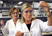 Charlotte (Jutta Speidel, vorne) und Gabi (Edda Leesch) sind Wissenschaftlerinnen mit Leib und Seele.