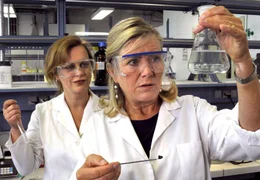 Charlotte (Jutta Speidel, vorne) und Gabi (Edda Leesch) sind Wissenschaftlerinnen mit Leib und Seele.