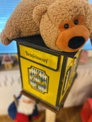 Im unterfr&auml;nkischen Himmelstadt ist das Weihnachtspostamt, das rund 80.000 Briefe pro Jahr bekommt, die ans Christkind adressiert sind. STATIONEN hat es besucht. Im Bild: Der Briefkasten im Weihnachtspostamt.