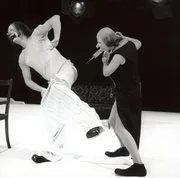 Clownesque Impfszene: Umberto Troni als Patient und Stefano Manca als Arzt.