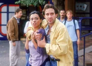 Raffaella (Graziella De Santis) wird auf der Strasse von ihrem Ehemann Fabio (Dario Bertini) überrascht, der sie mit Gewalt zurück nach Italien bringen will. Raffaella (Graziella De Santis) wird auf der Strasse von ihrem Ehemann Fabio (Dario Bertini) überrascht, der sie mit Gewalt zurück nach Italien bringen will.