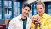 Einstein KI im Kopf – Machen uns ChatGPT und Co. dumm? Einstein Moderatorin Kathrin Hönegger und Moderator Tobias Müller mit einem Gehirn-Modell Einstein KI im Kopf – Machen uns ChatGPT und Co. dumm? Einstein Moderatorin Kathrin Hönegger und Moderator Tobias Müller mit einem Gehirn-Modell