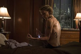 Spezielle Runen-Tattoos geben Schattenj&auml;ger Jace (Jamie Campbell Bower) die Kraft, D&auml;monen und andere Schattenwesen zu bek&auml;mpfen. Doch den Kampf, der sich nun heraufbeschw&ouml;rt, kann Jace nicht alleine gewinnen ...